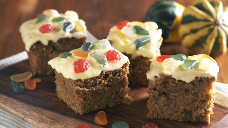 Gresskarkake pyntet med geléfrukter