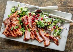 Grillet kjøtt servert med frisk salat