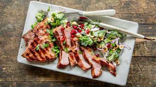 Grillet kjøtt servert med frisk salat