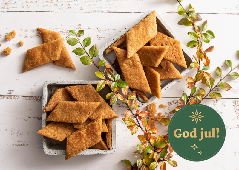 Brunne pinner servert i skåler med julehilsen God jul