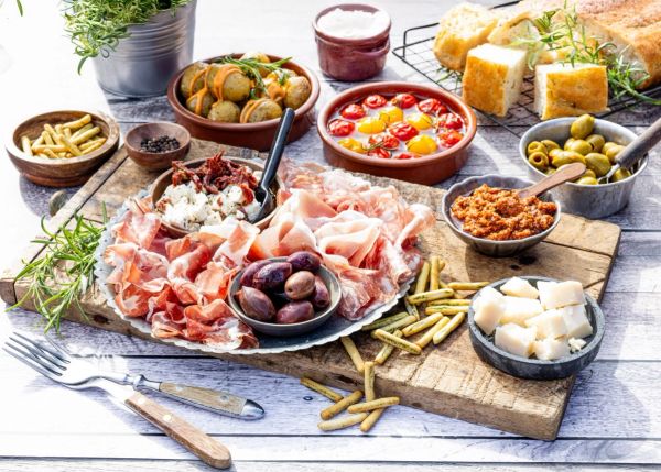 Spekematfat med skinke, oliven, ost, brød og tilbehør