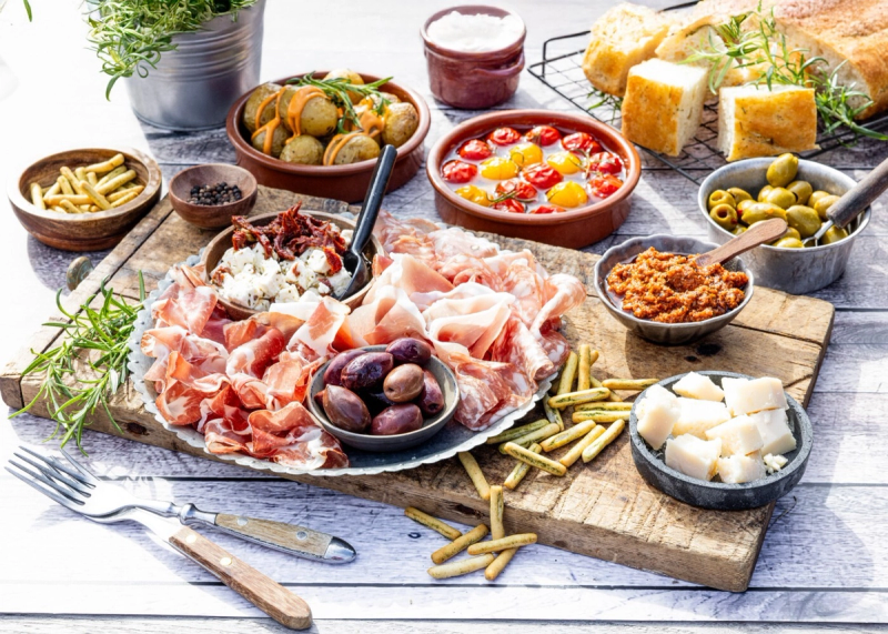 Spekematfat med skinke, oliven, ost, brød og tilbehør