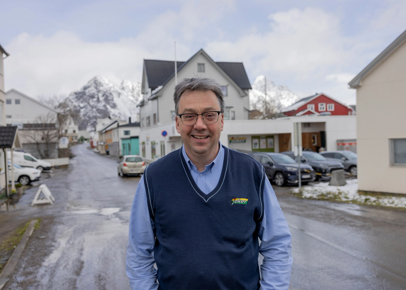 Kjøpmann Børge Larsen utenfor Joker Henningsvær