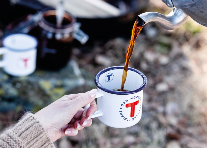 En hvit DNT-turkopp som fylles med varm kaffe