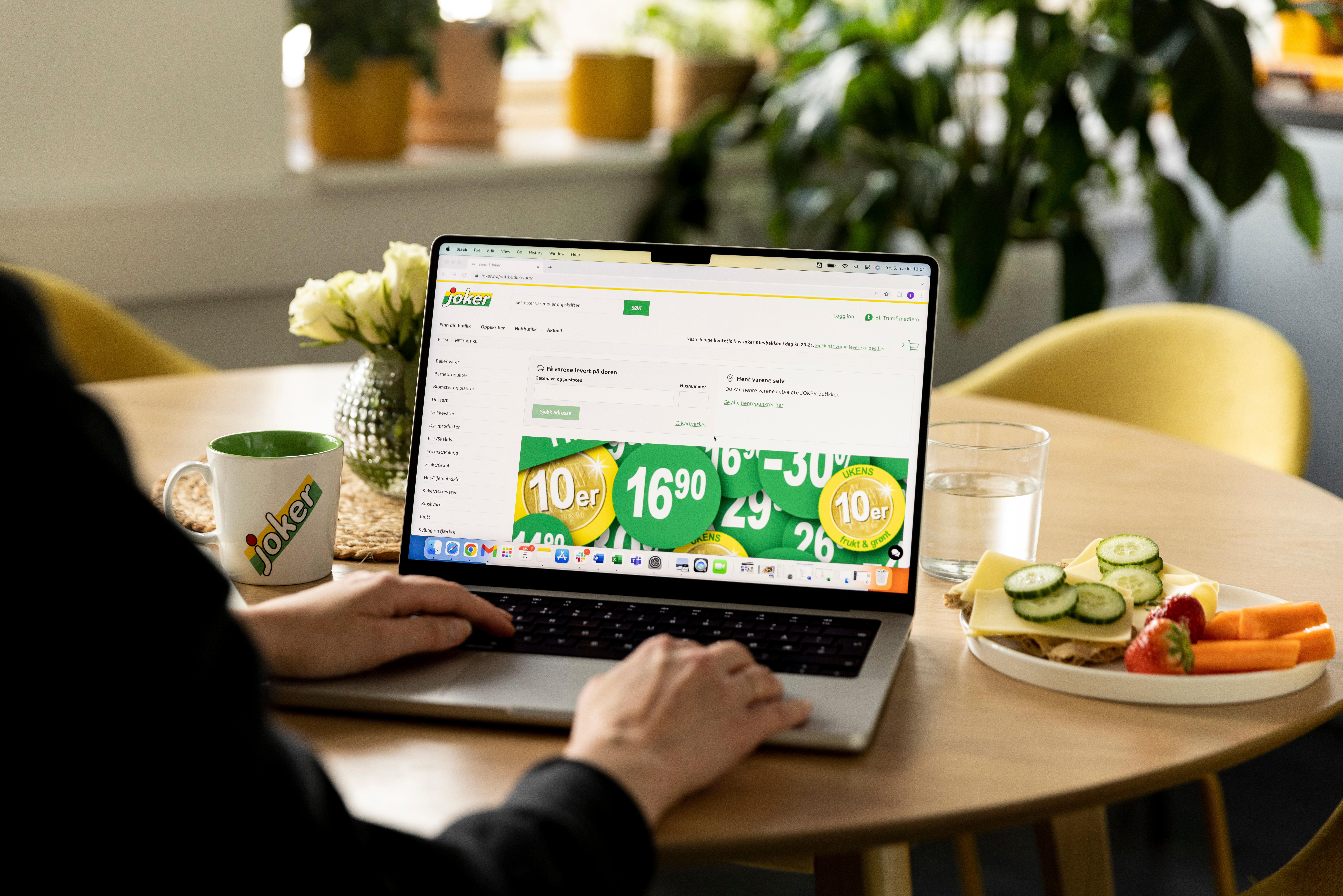 En person bruker Joker-nettbutikken på laptop