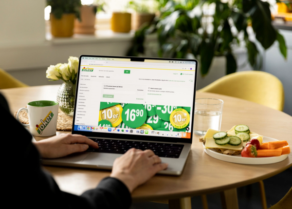 En person bruker Joker-nettbutikken på laptop
