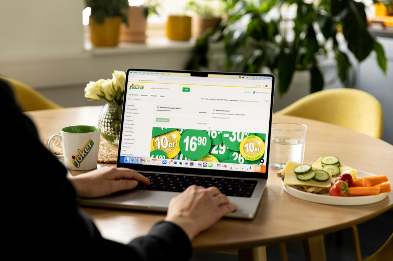 En person bruker Joker-nettbutikken på laptop