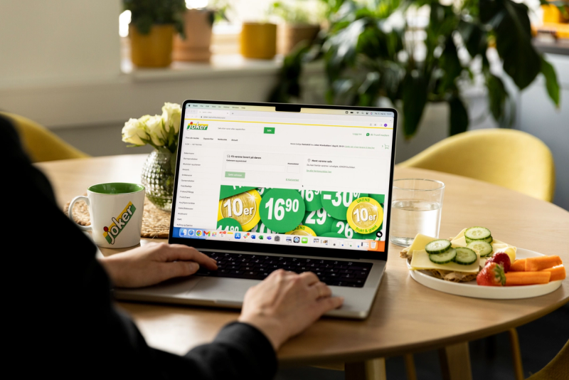 En person bruker Joker-nettbutikken på laptop