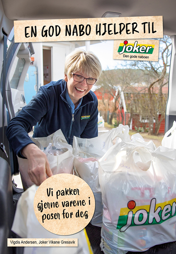 En Joker-ansatt som pakker handleposer til kunde