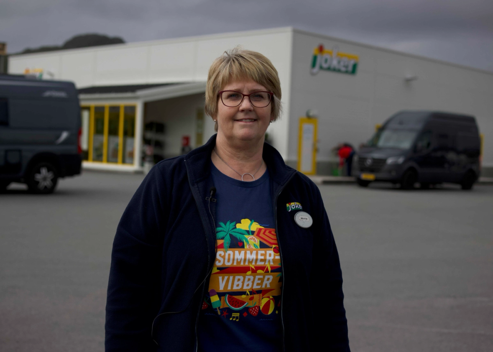 Kjøpmann Beate Ingebrigtsen utenfor Joker Bø