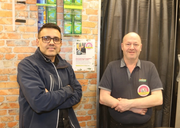 Ansatte i Joker Gamlebyen poserer foran kamera