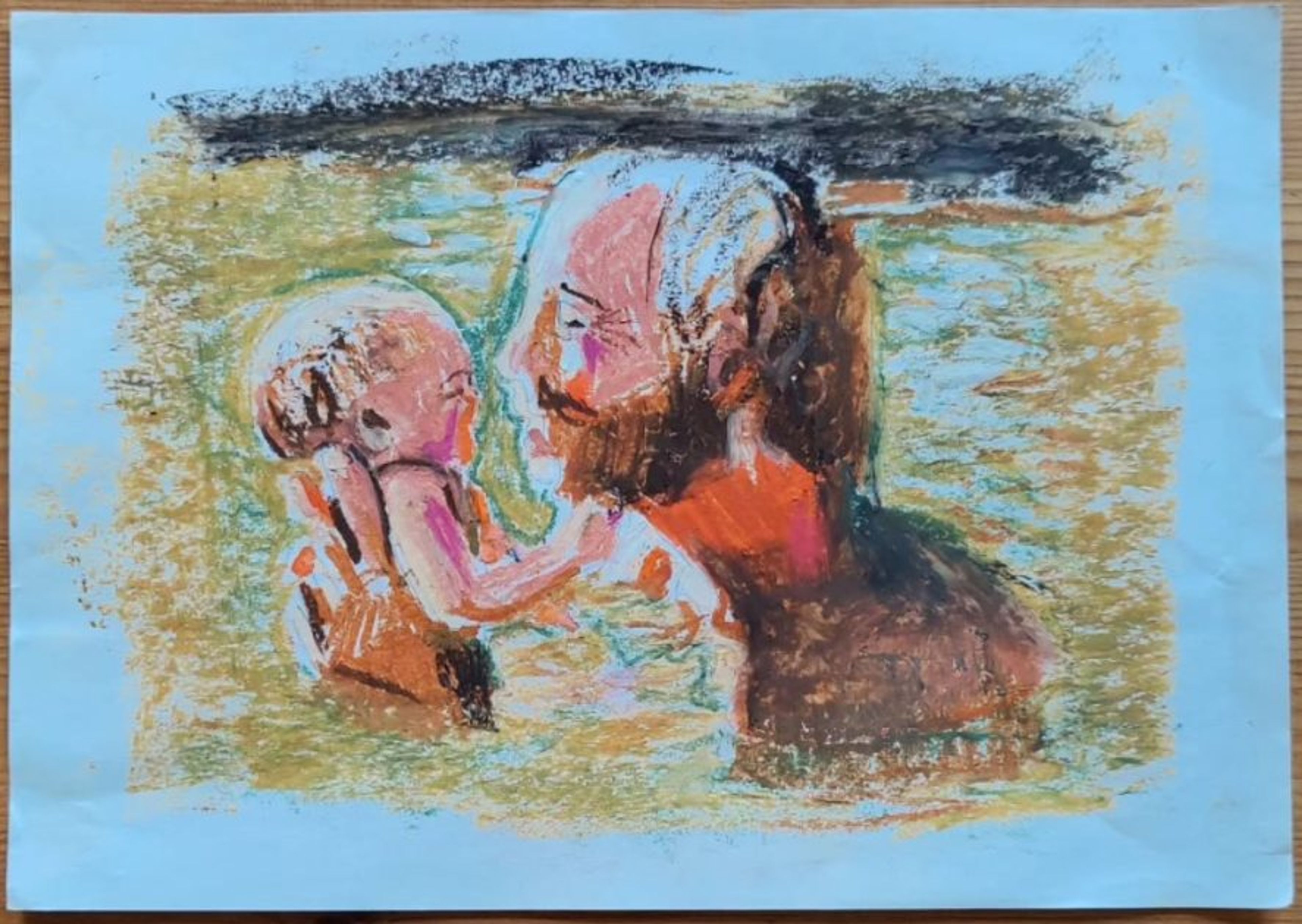 Oliepastel på blåt papir: voksen og barn leger i vandet.