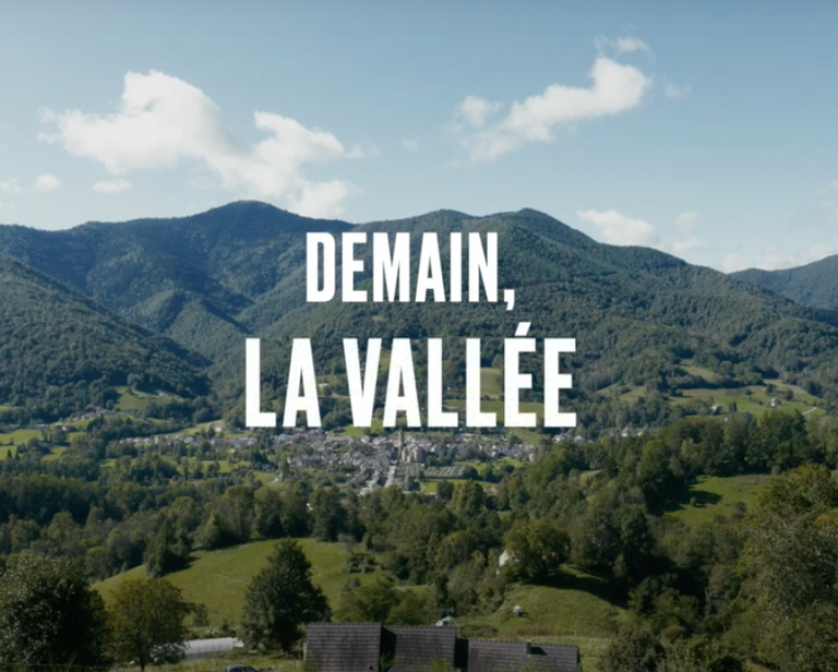 Screenshot of the Ariège landscape, with the film title superimposed: 'Demain, la vallée'.