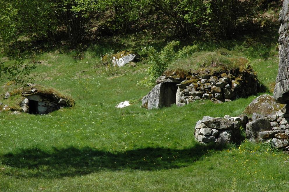 Image of ancient stone houses in the landscape of the Arac valley.