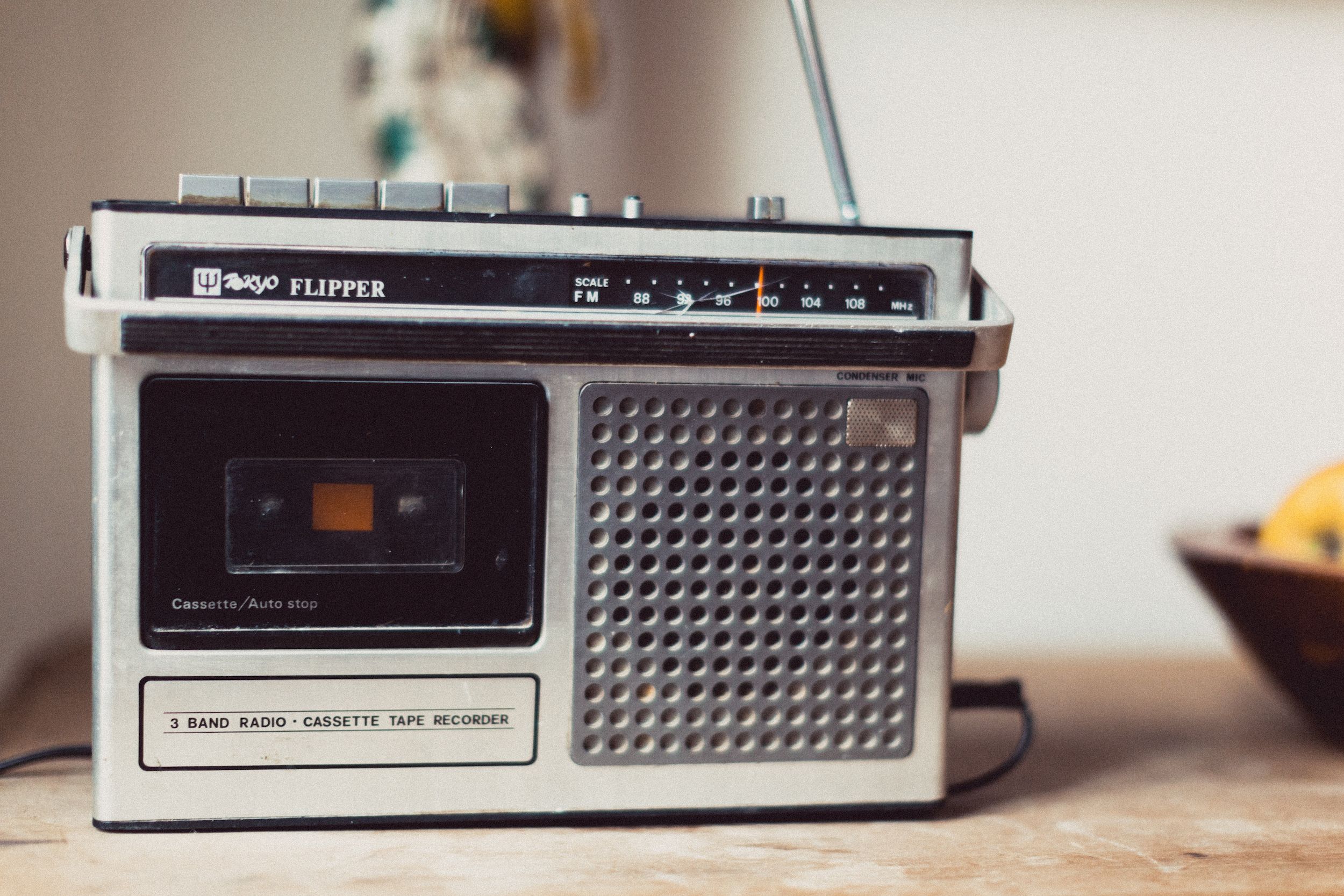 Do Customer Announcements for Minor Updates Help or Hurt Retention?