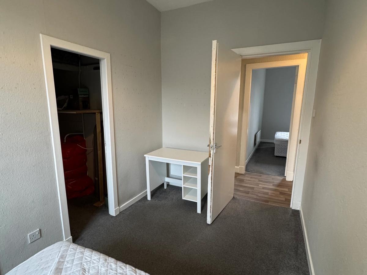 2 Bed Bright Top Floor Flat