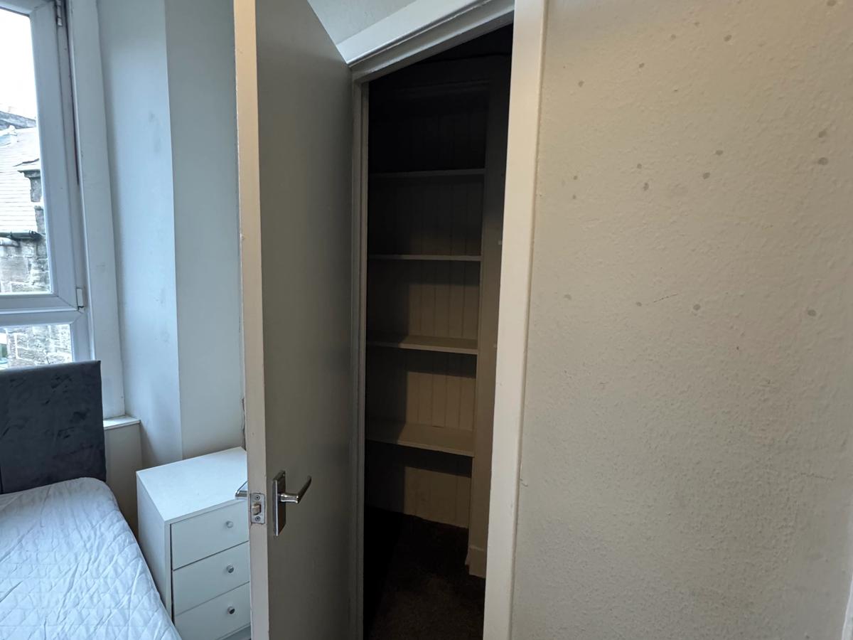 2 Bed Bright Top Floor Flat