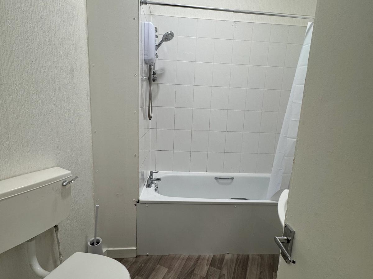 2 Bed Bright Top Floor Flat