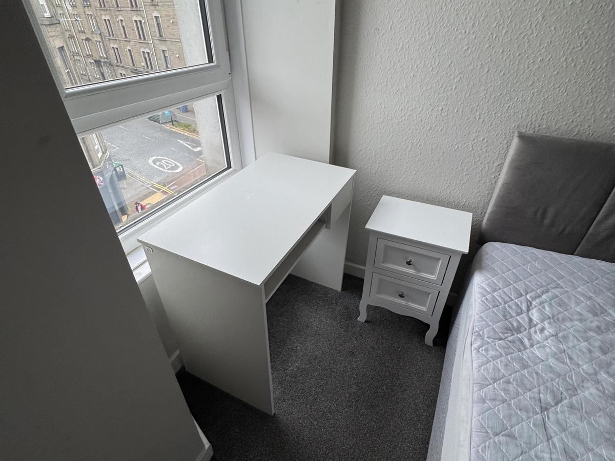 2 Bed Bright Top Floor Flat