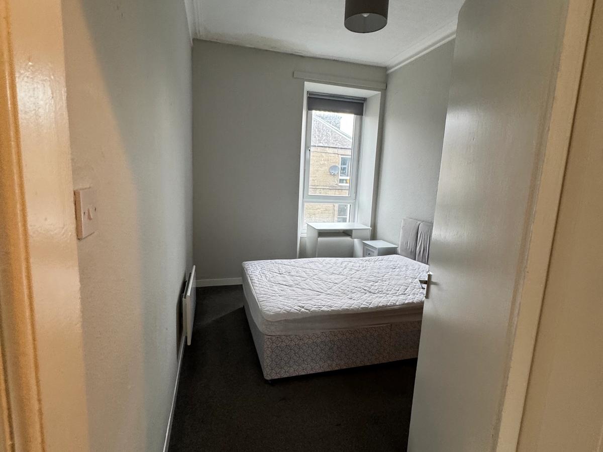 2 Bed Bright Top Floor Flat