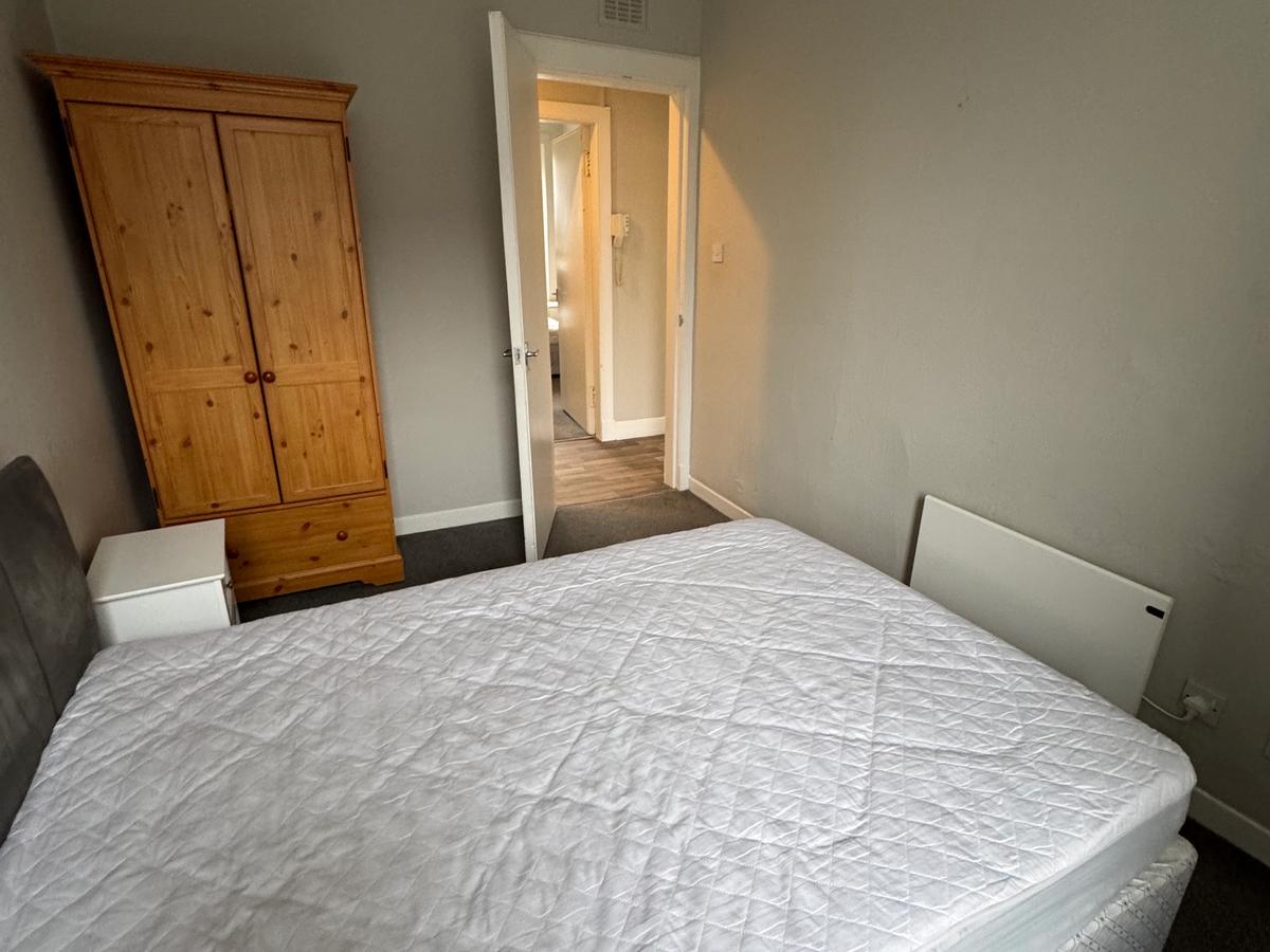 2 Bed Bright Top Floor Flat