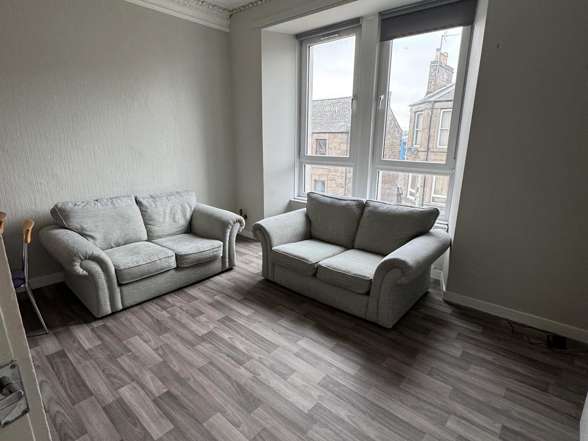 2 Bed Bright Top Floor Flat