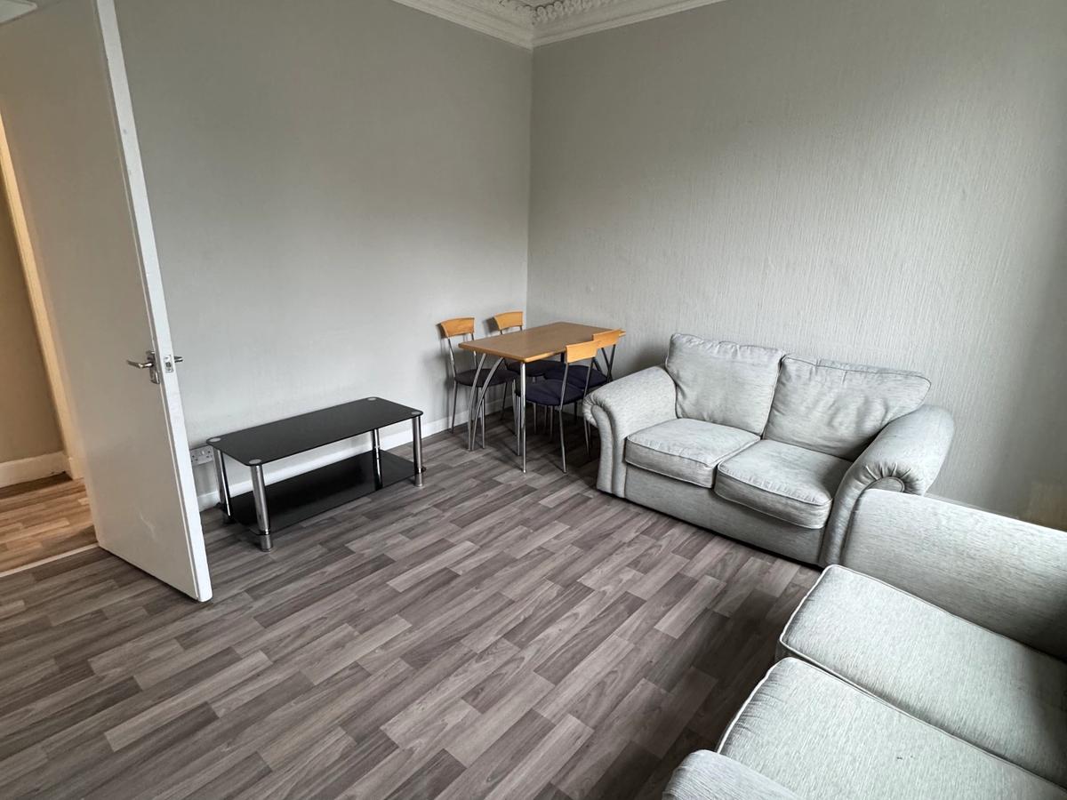 2 Bed Bright Top Floor Flat