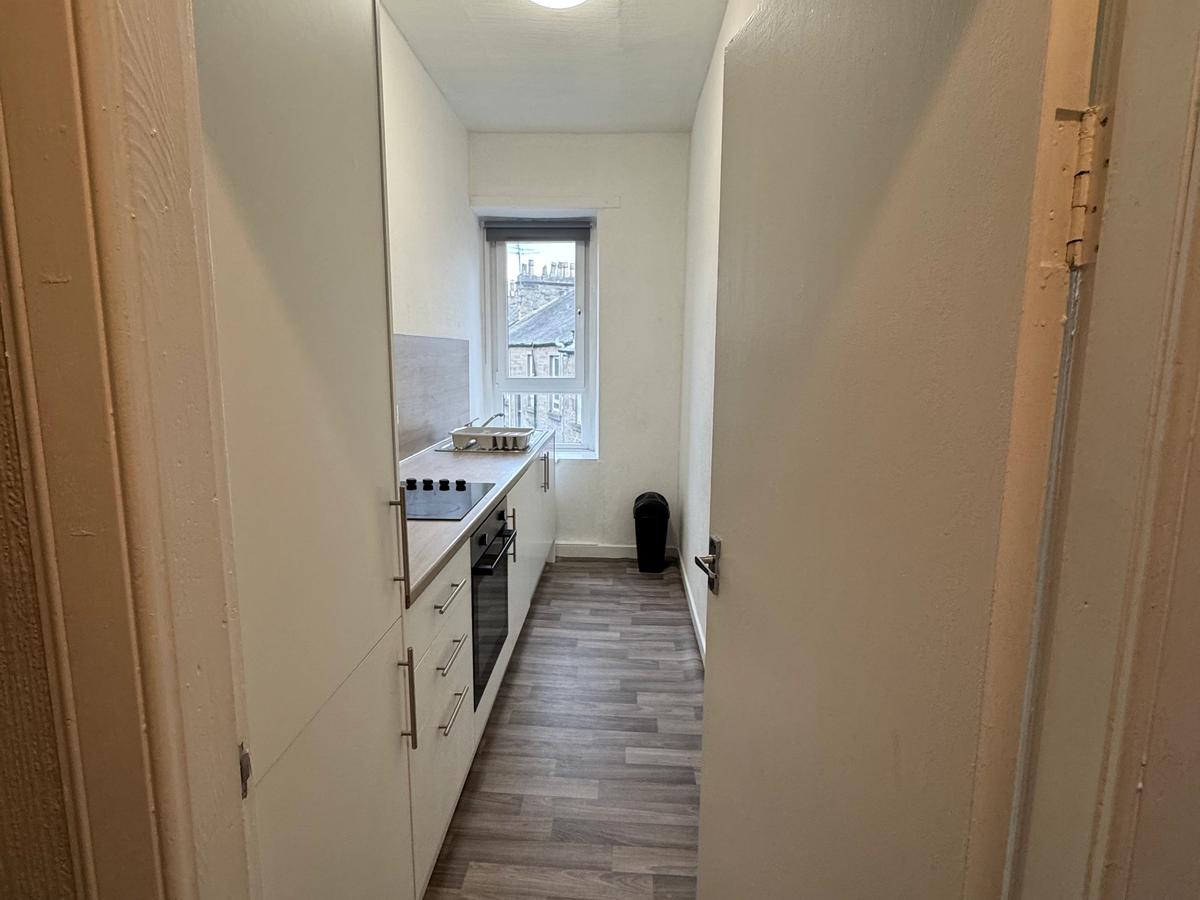 2 Bed Bright Top Floor Flat