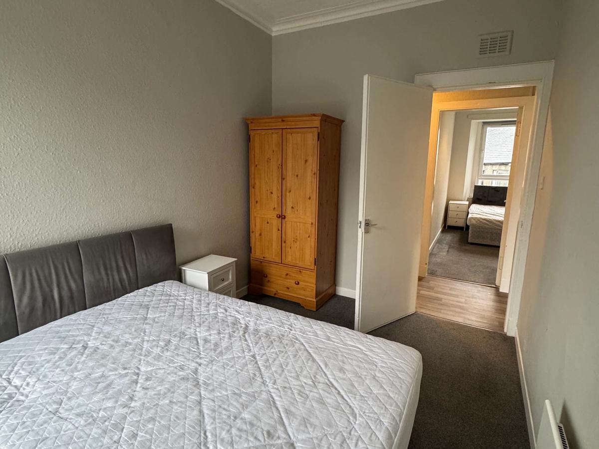 2 Bed Bright Top Floor Flat