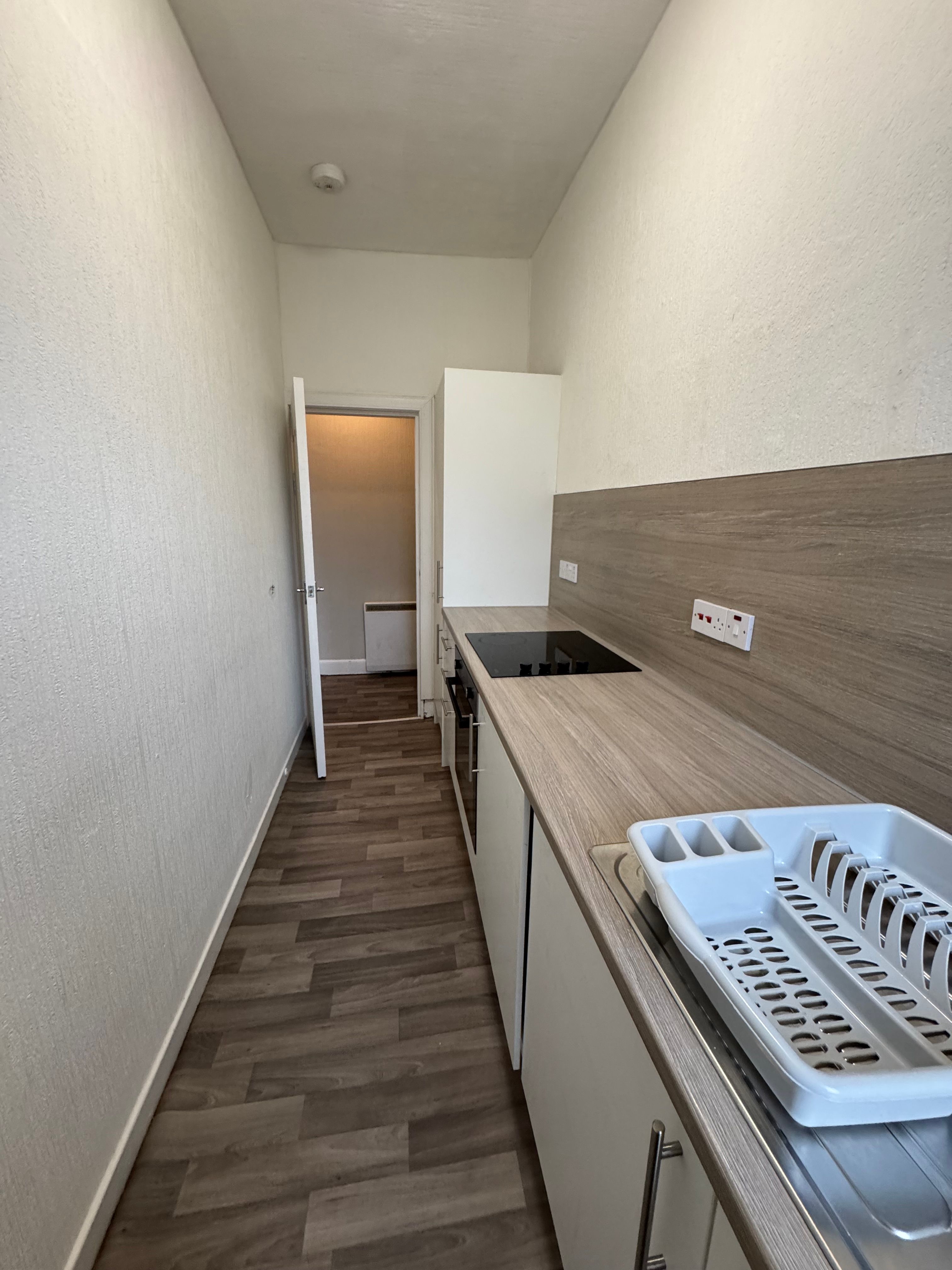 2 Bed Bright Top Floor Flat - exterior or main room