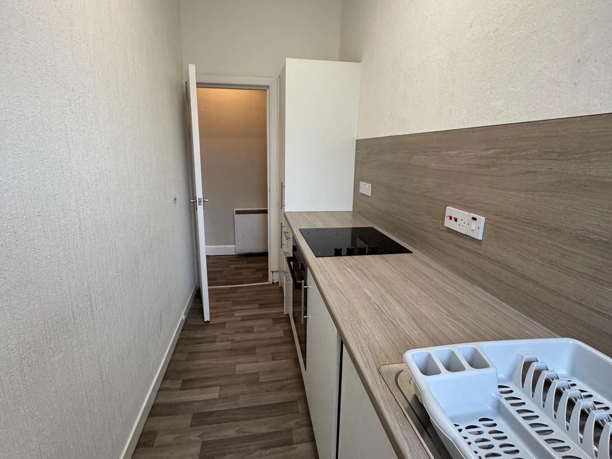 2 Bed Bright Top Floor Flat