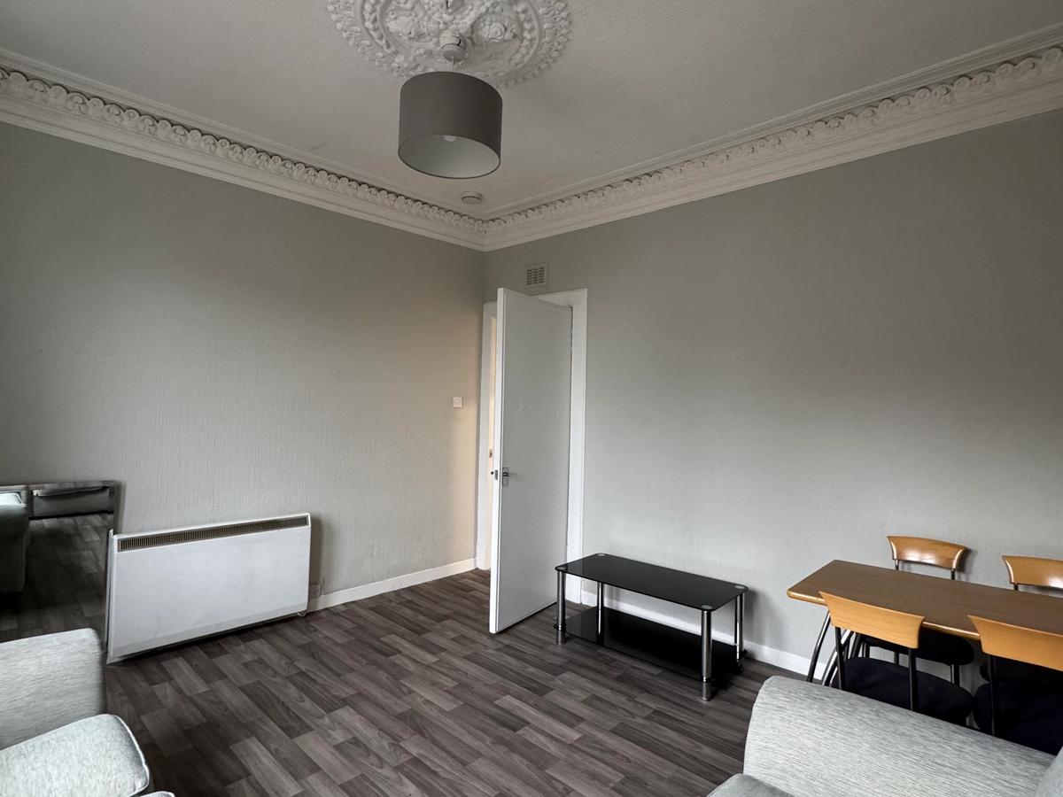 2 Bed Bright Top Floor Flat