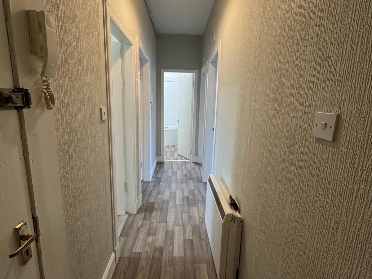 2 Bed Bright Top Floor Flat
