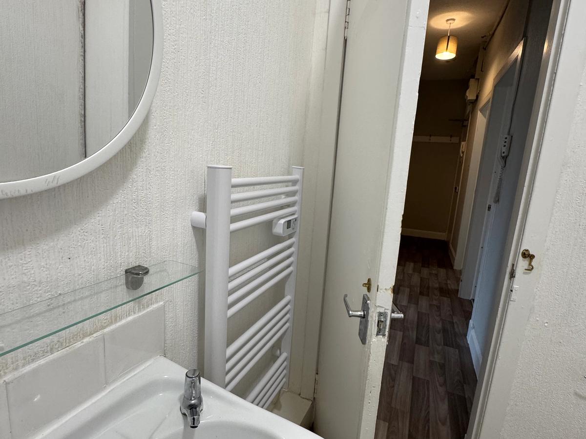 2 Bed Bright Top Floor Flat