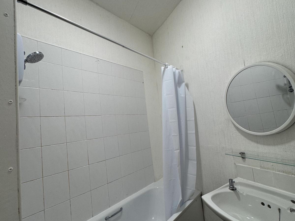 2 Bed Bright Top Floor Flat