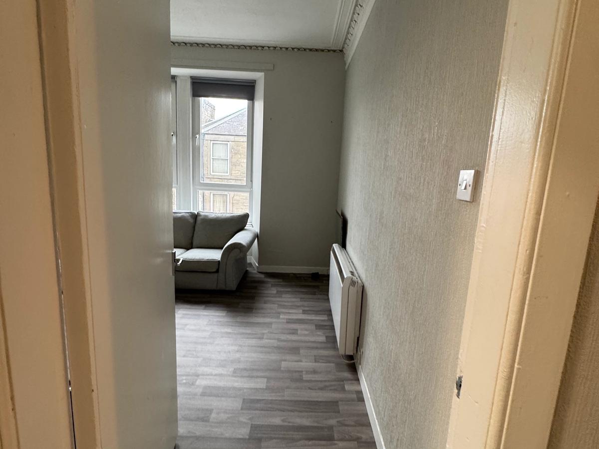 2 Bed Bright Top Floor Flat