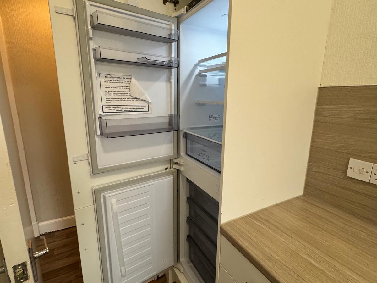 2 Bed Bright Top Floor Flat