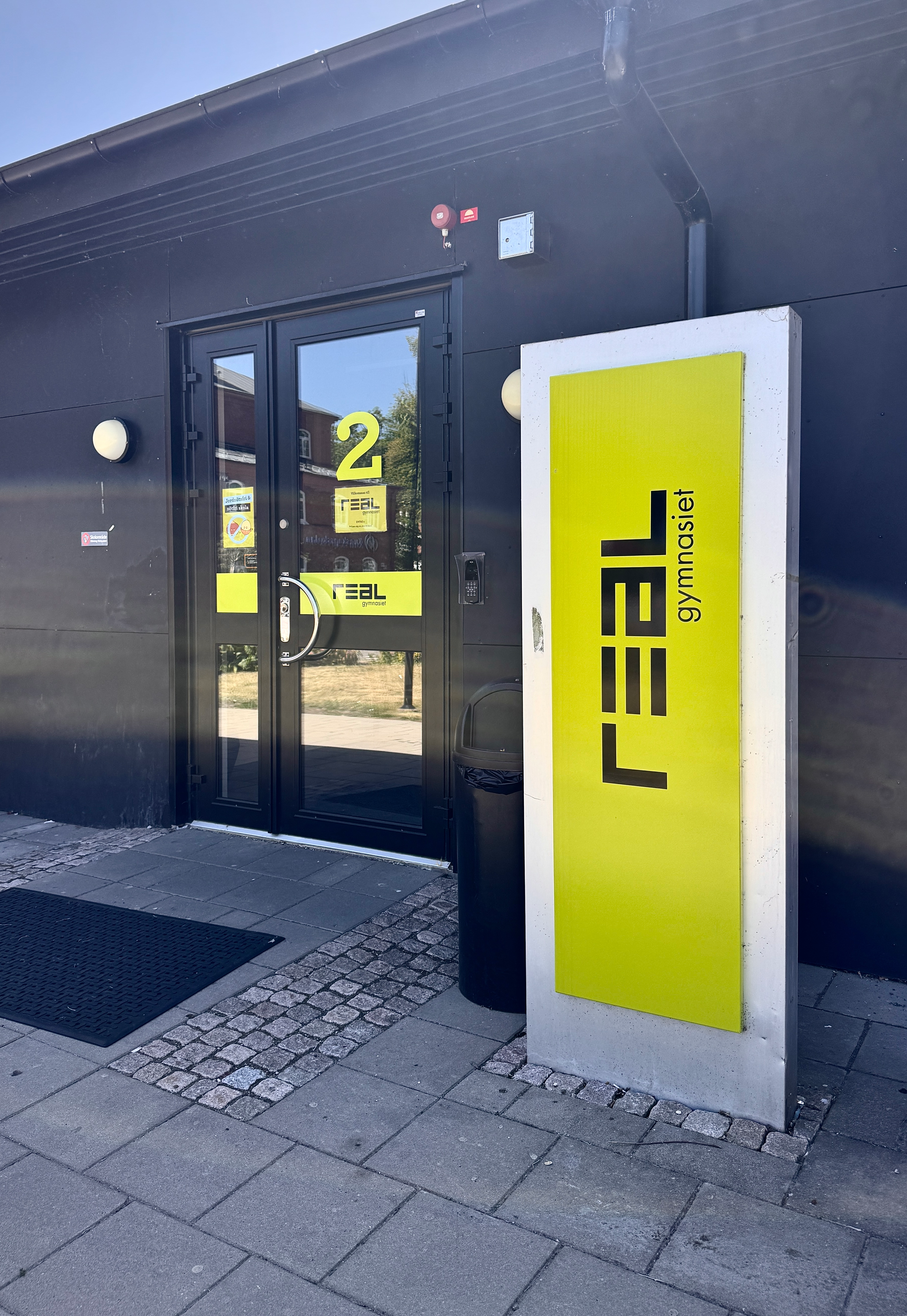 ingång till skolan