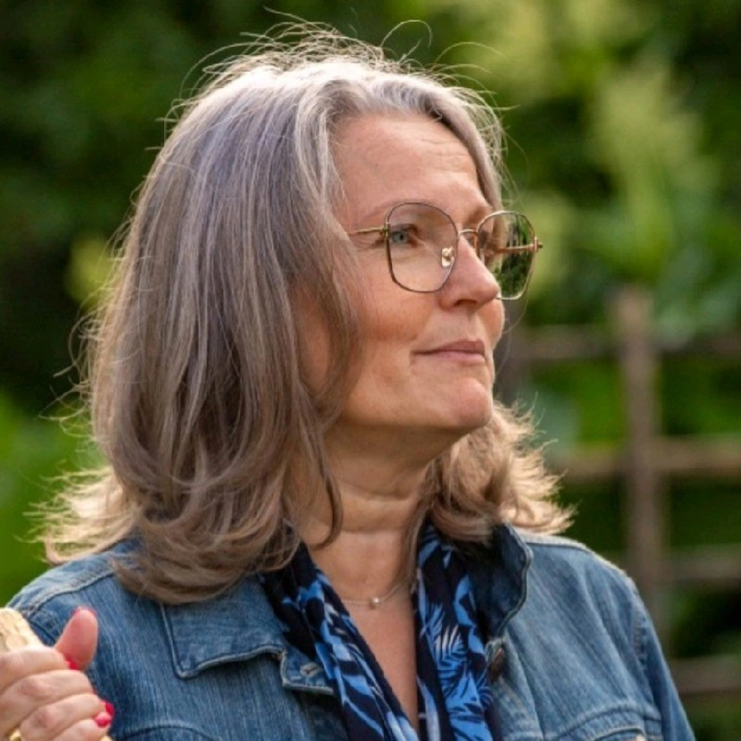 Vår studie-och yrkesvägledare Anna Lindgren mot vit putsad vägg