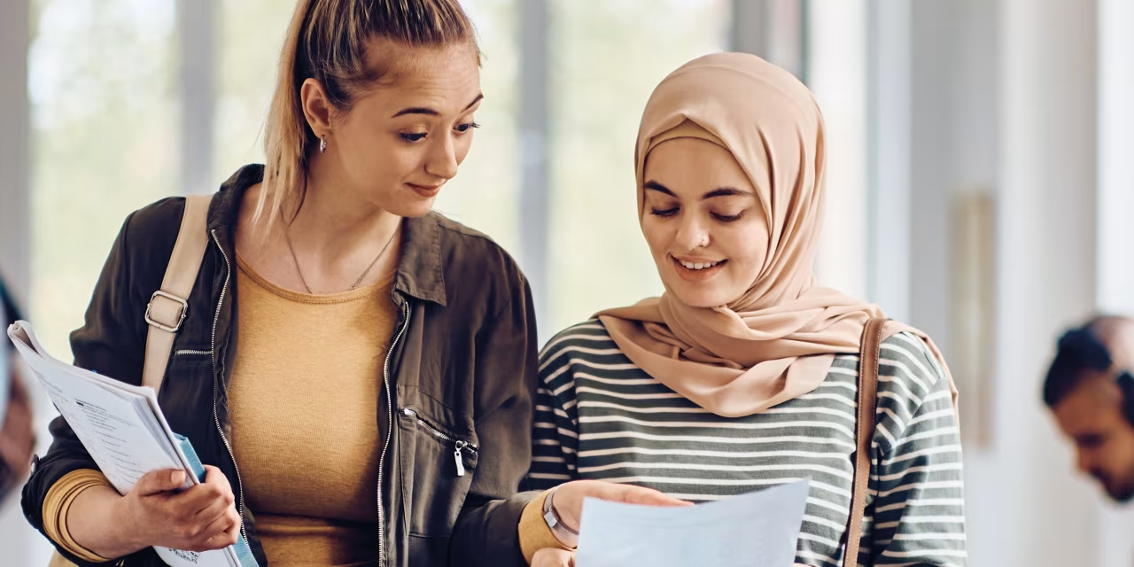 elever tittar och diskuterar