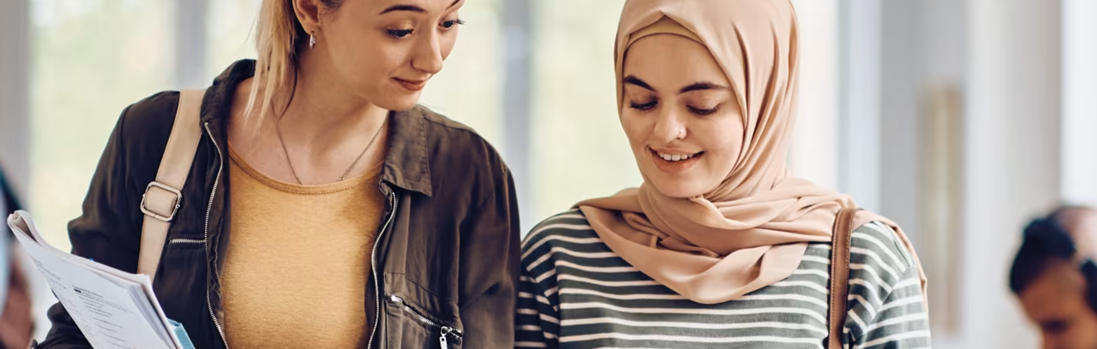 elever tittar och diskuterar