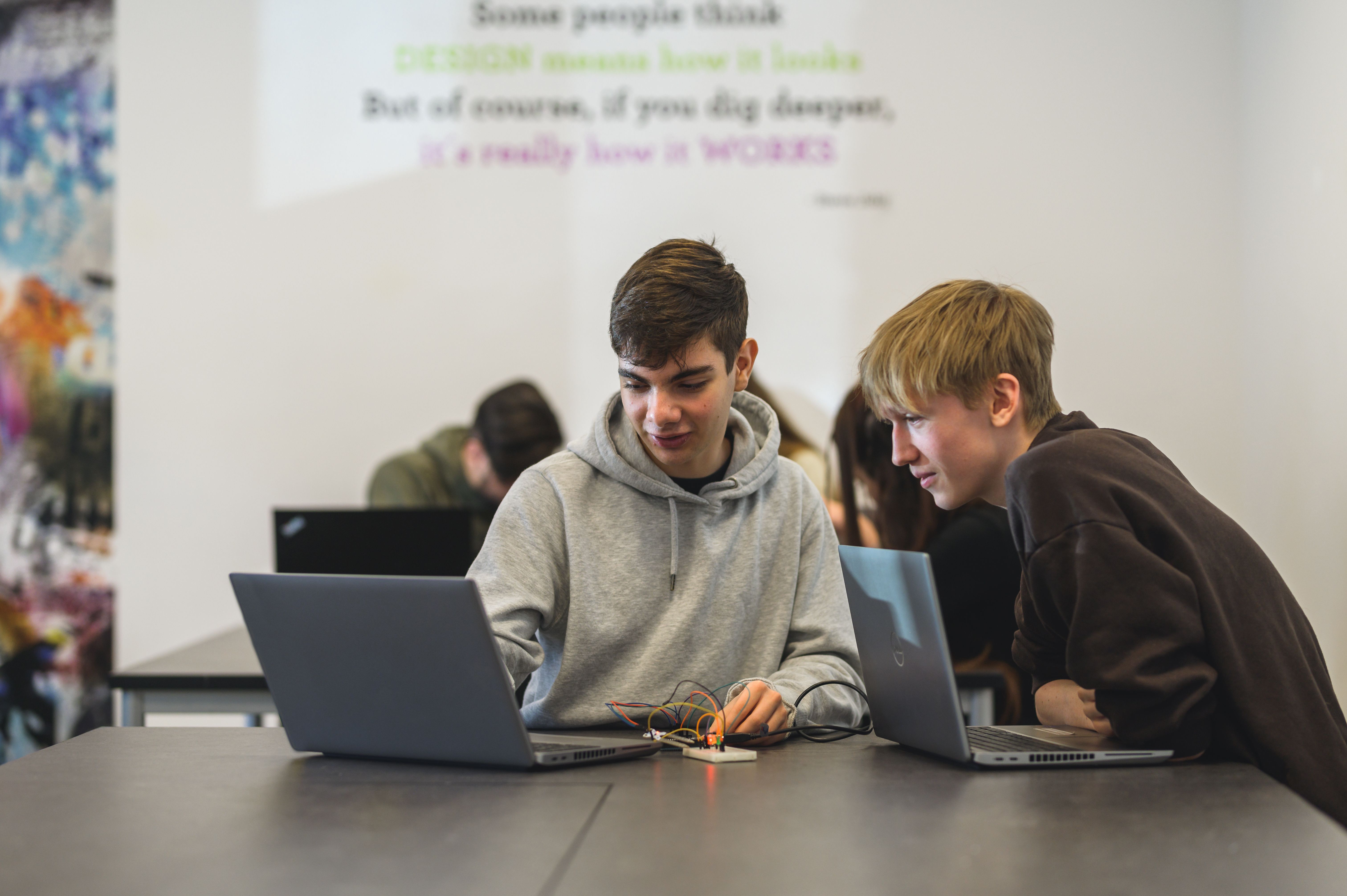 Två elever vid laptops