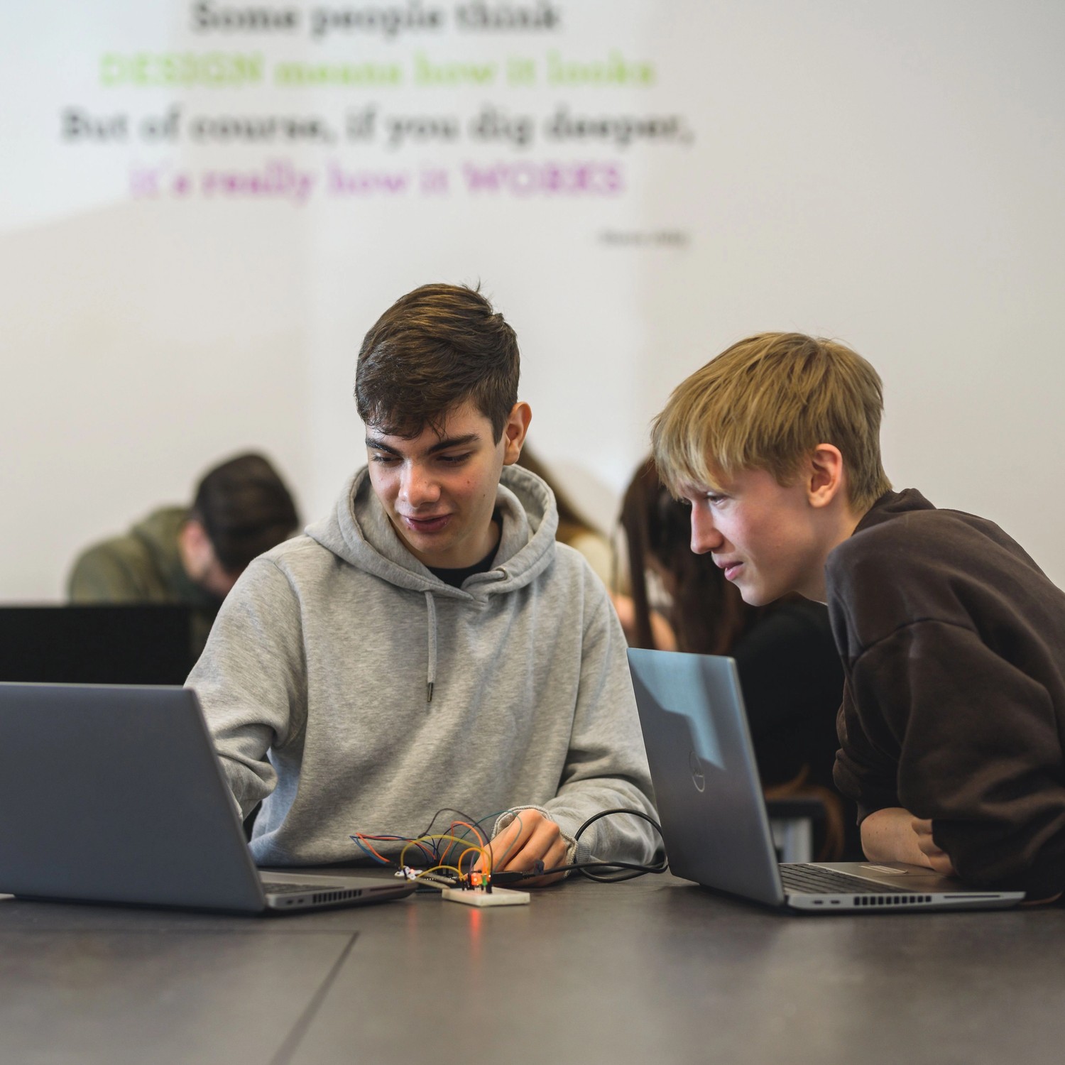 Två elever vid laptops