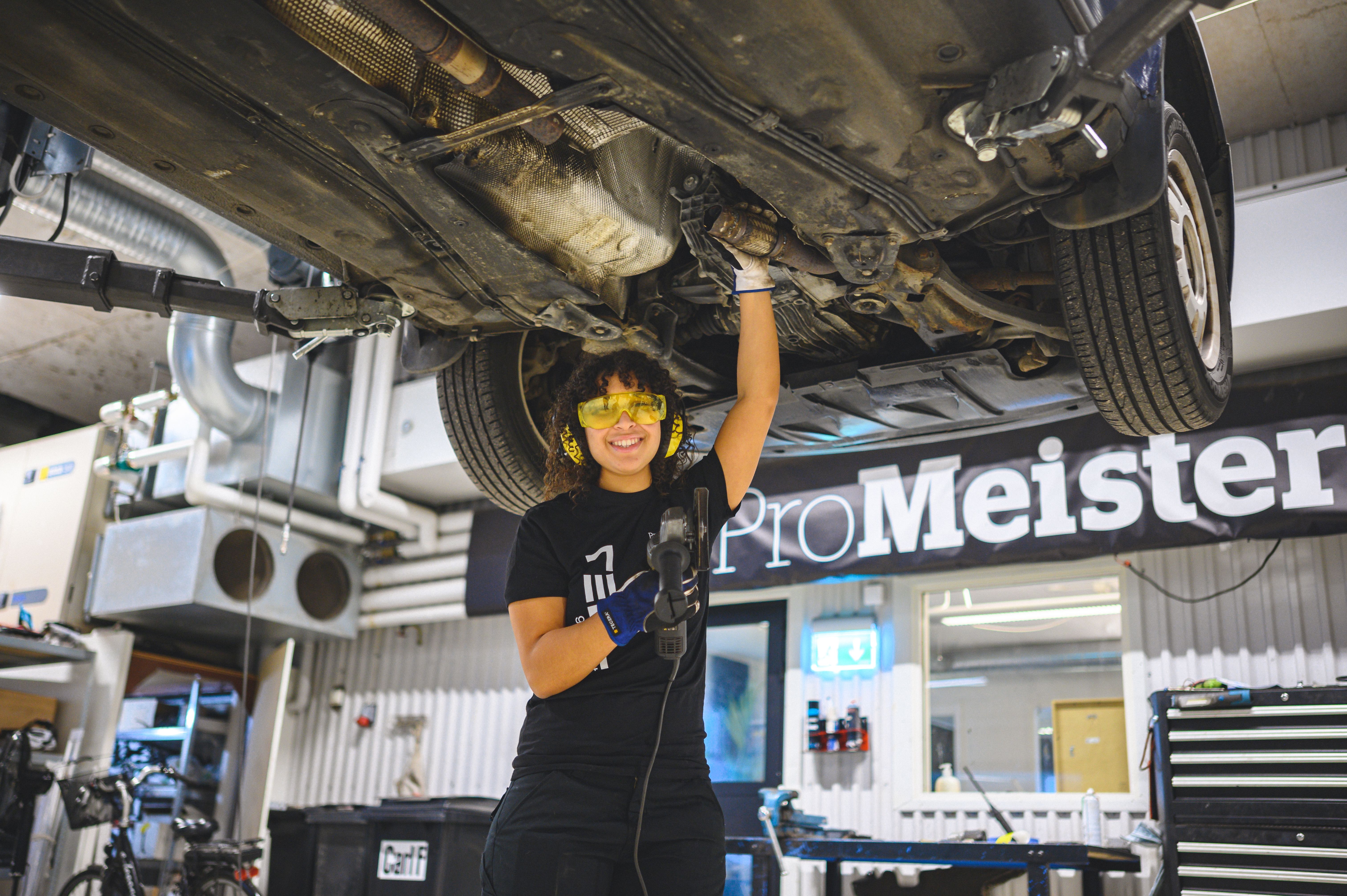 Realelev under motorhuv