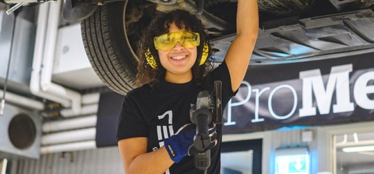 Realelev under motorhuv