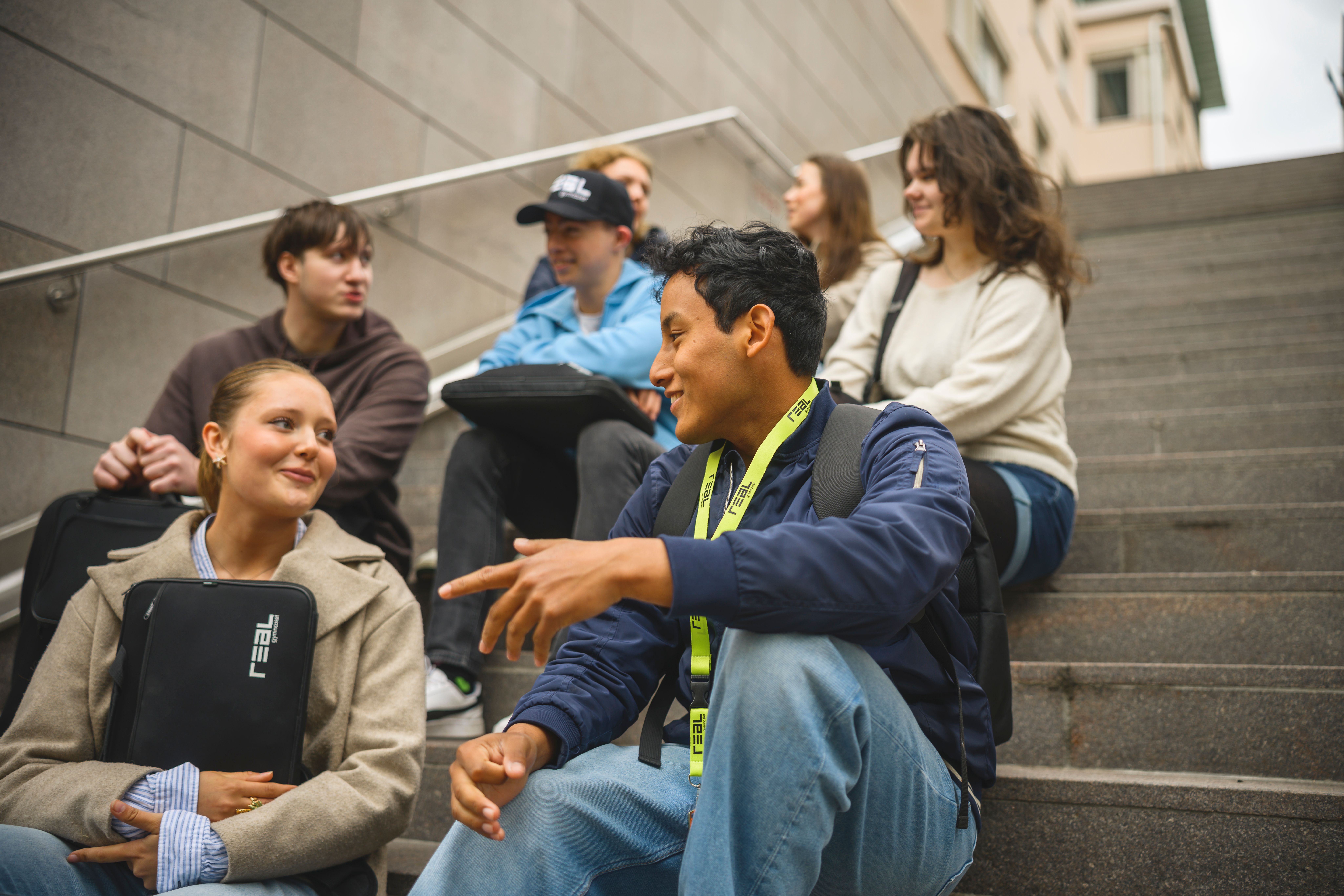 Elever sitter på en trappa