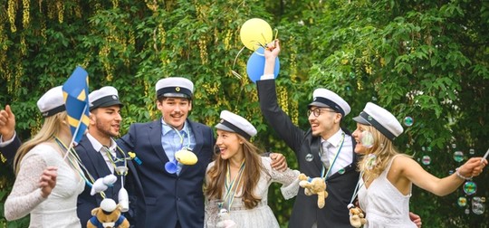 Elev som ler mot kameran