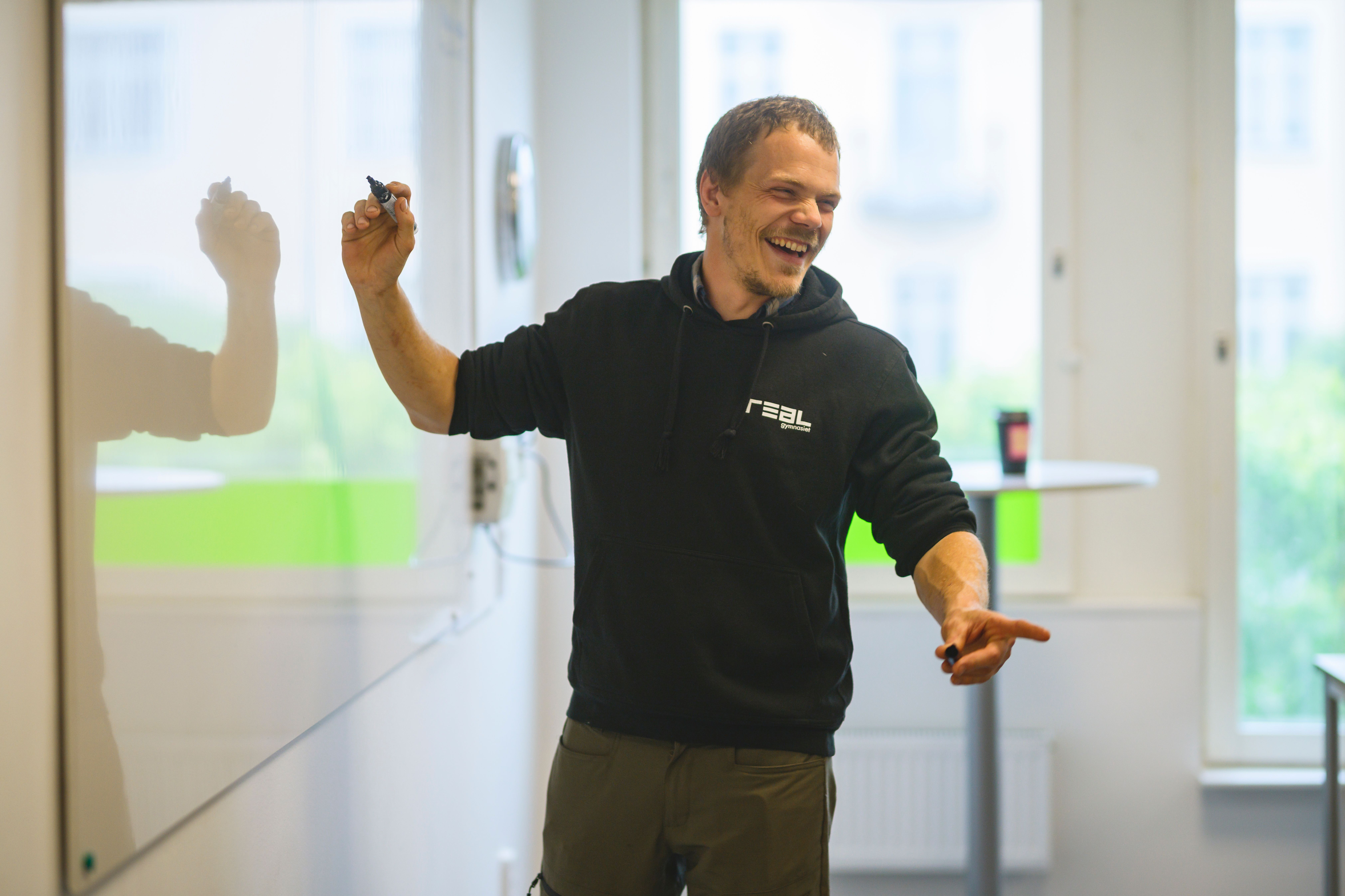 lärare står framför en klass