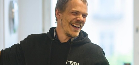 man som står framför tavla