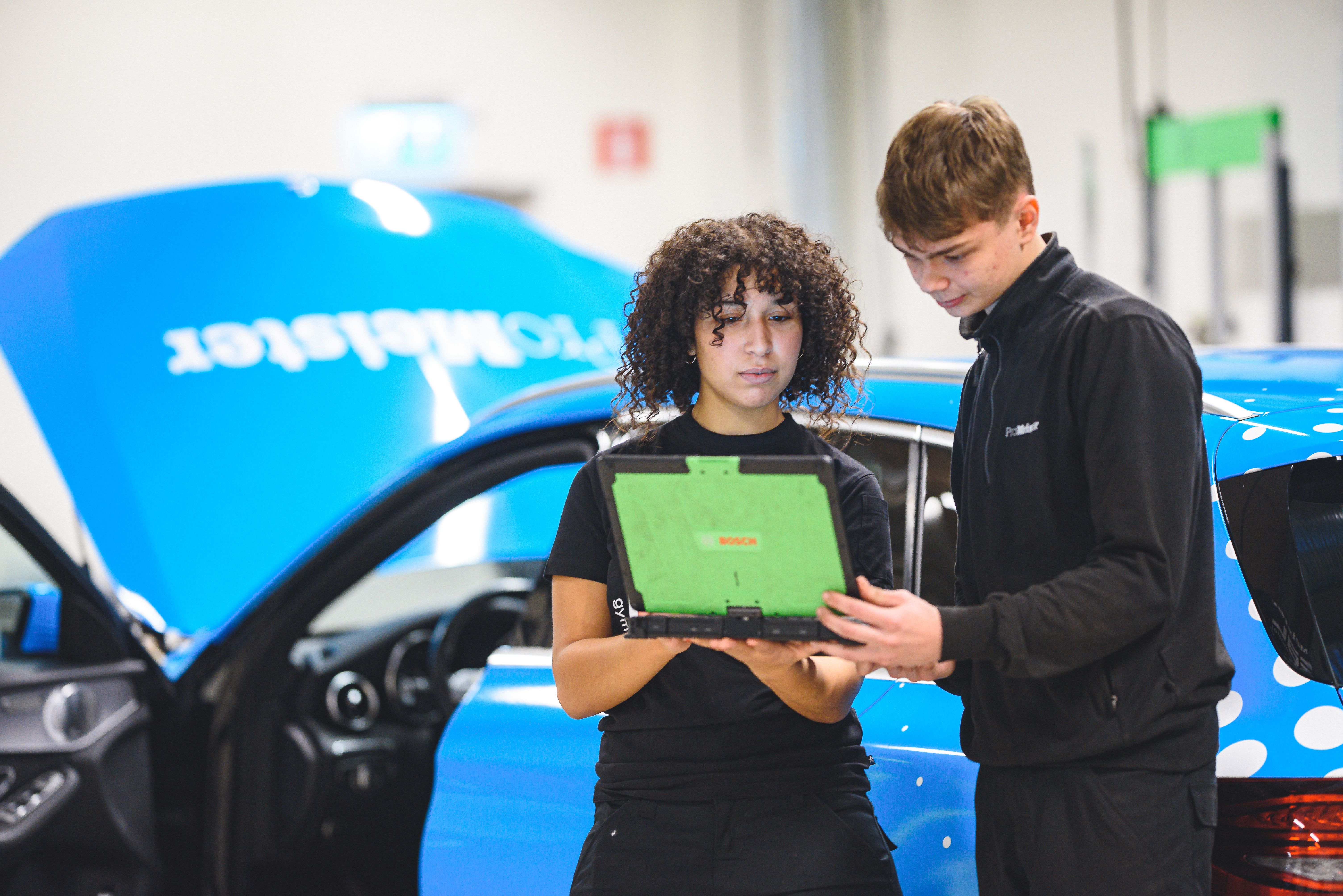 Två elever i Promeisterverkstad